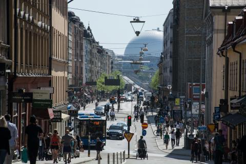 Bild på Götgatan med mycket trafik 